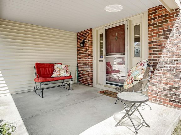 3rd image of 2834 Honeysuckle Ln
