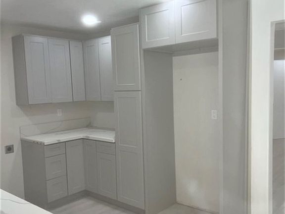 2nd image of 930 Roswell Ave APT 1