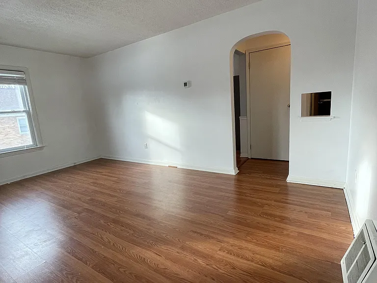 402 Brewer Ave — Photo 9