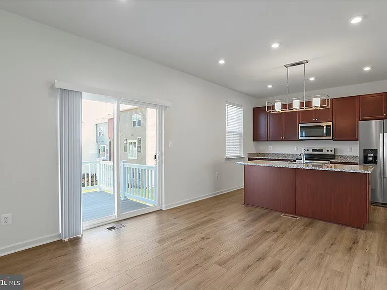 100 Stafford Pl — Photo 4