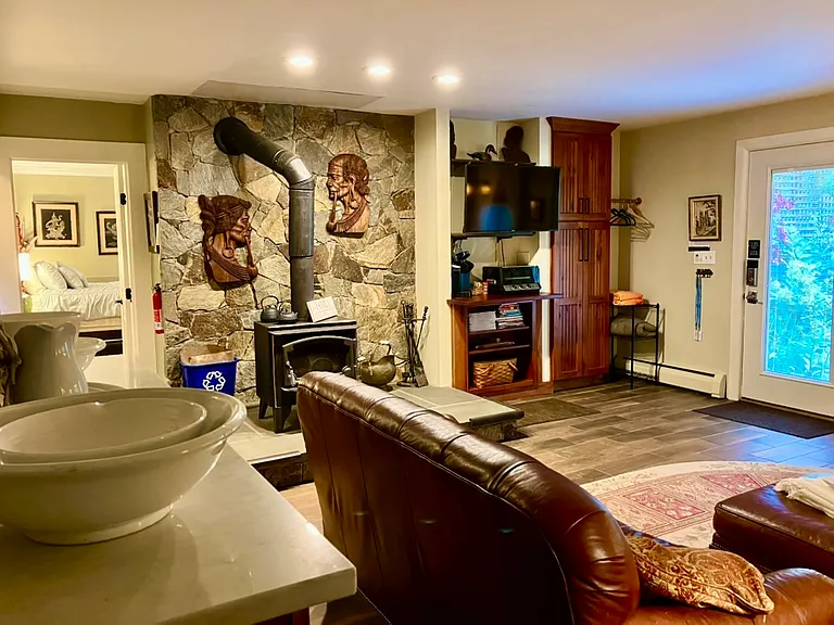 50 Wood Ave — Photo 7