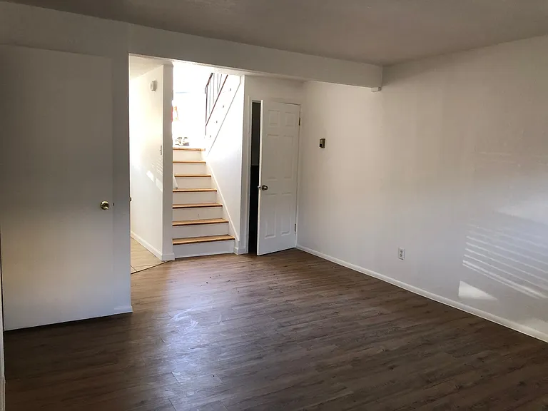 Updated 2 Bed / 1 Bath w/ Large, Flexible Floor Plan — Photo 20