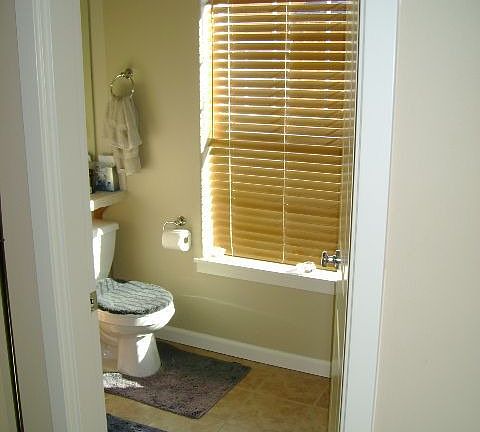 Jetted master bath w/window