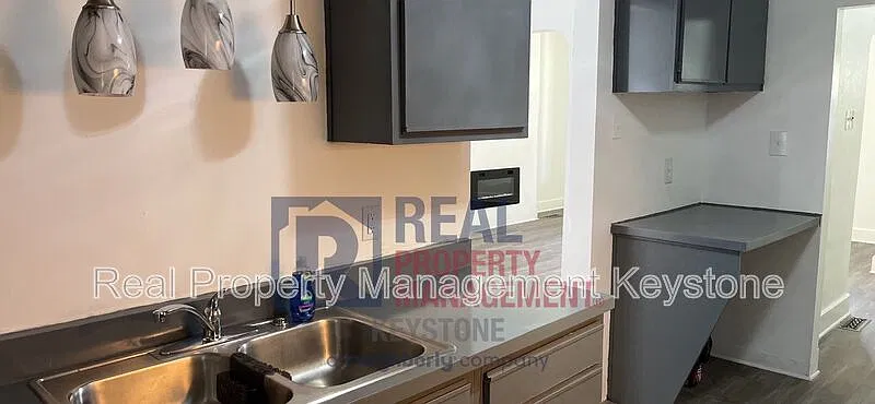 3 bed, 1.0 bath, 1584 sqft, $1,300 — Photo 3