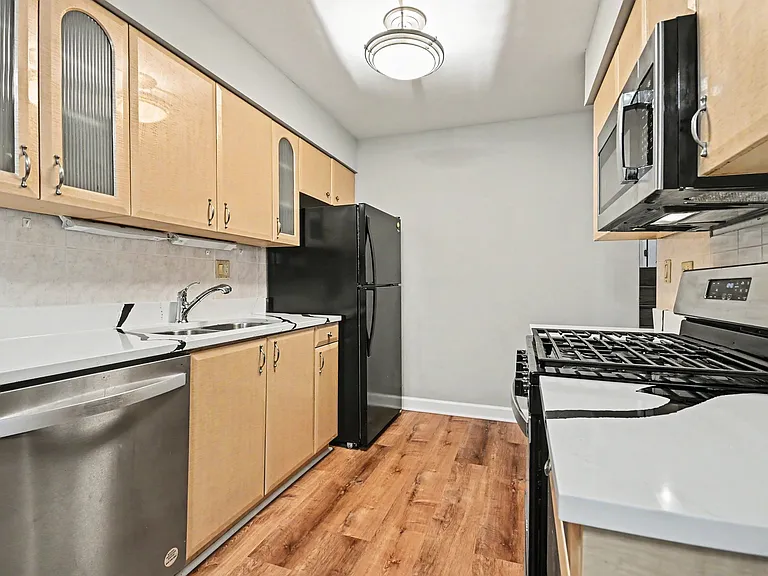 410 Ashwood Ct — Photo 5