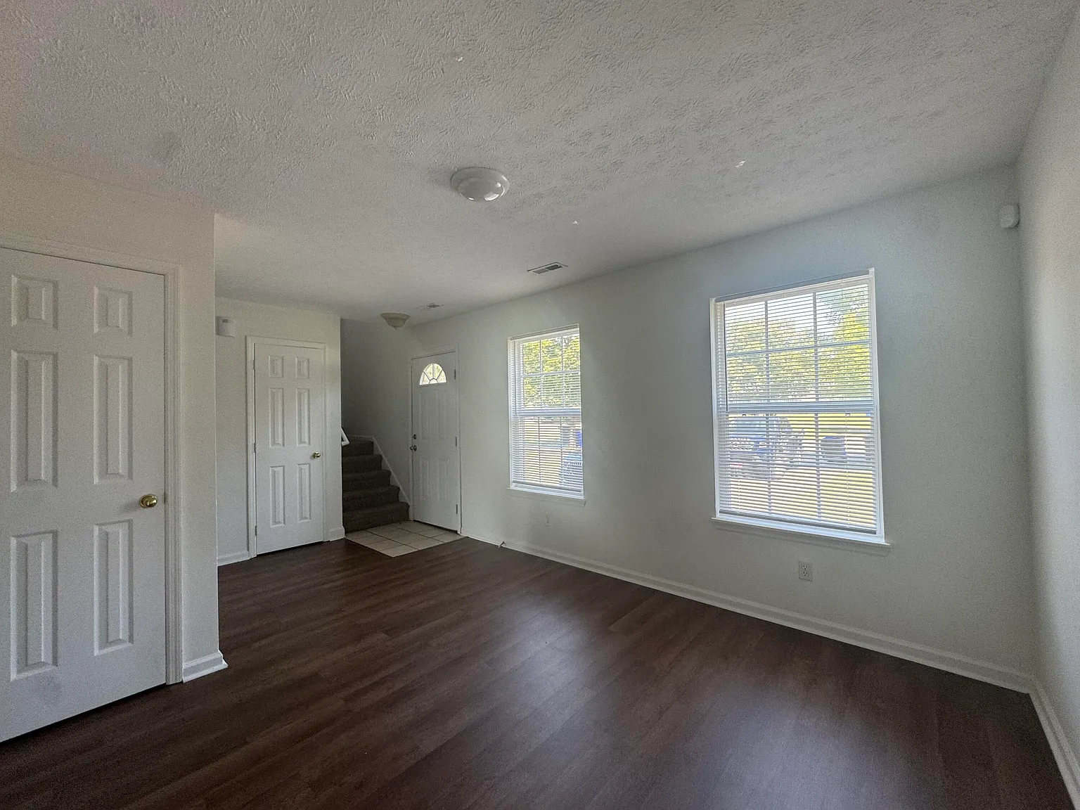 3 bed, 2.5 bath, 1225 sqft, $1,550 — Photo 2