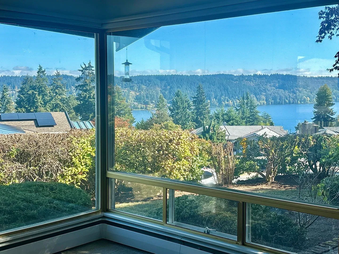 Beautiful Lake Forest Park Rambler with Lake Washington Views! — Photo 3