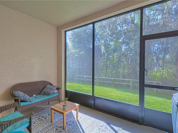 4th image of 1113 Hillhurst Dr
