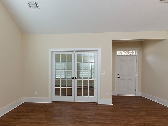 4th image of 124 Edgewood Ct