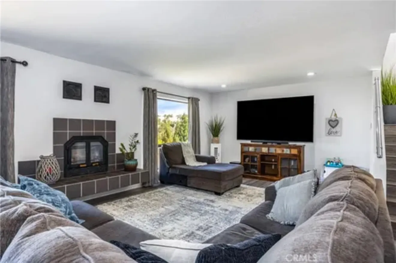 3 bed, 2067 sqft, $3,250 — Photo 3