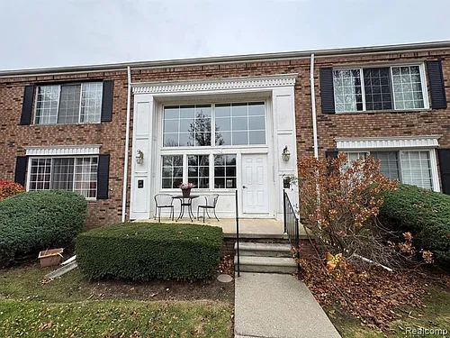 587 E Fox Hills Dr Photo 1