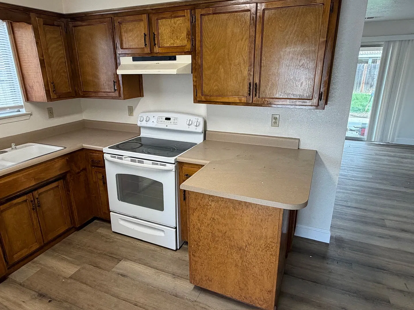 1536 Orchard St. - 3 Bedroom 2 Bath - Se Tulare — Photo 3