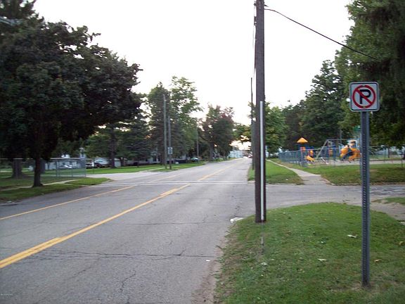 4th image of 411 E Division St