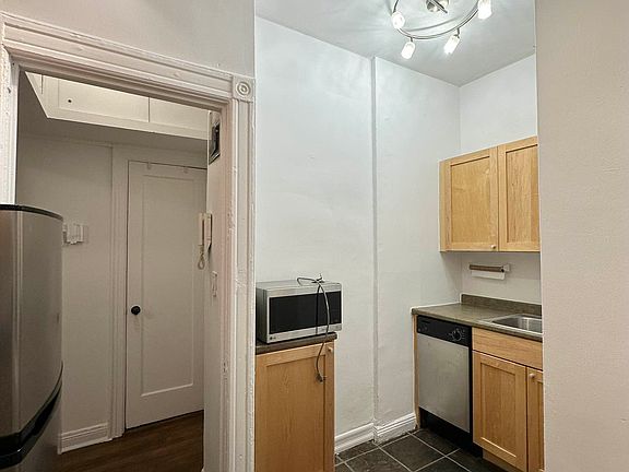 5th image of 19 Greenwich Ave APT 3C