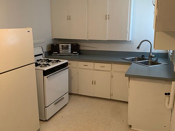 3rd image of 3711 SE 17th Ave