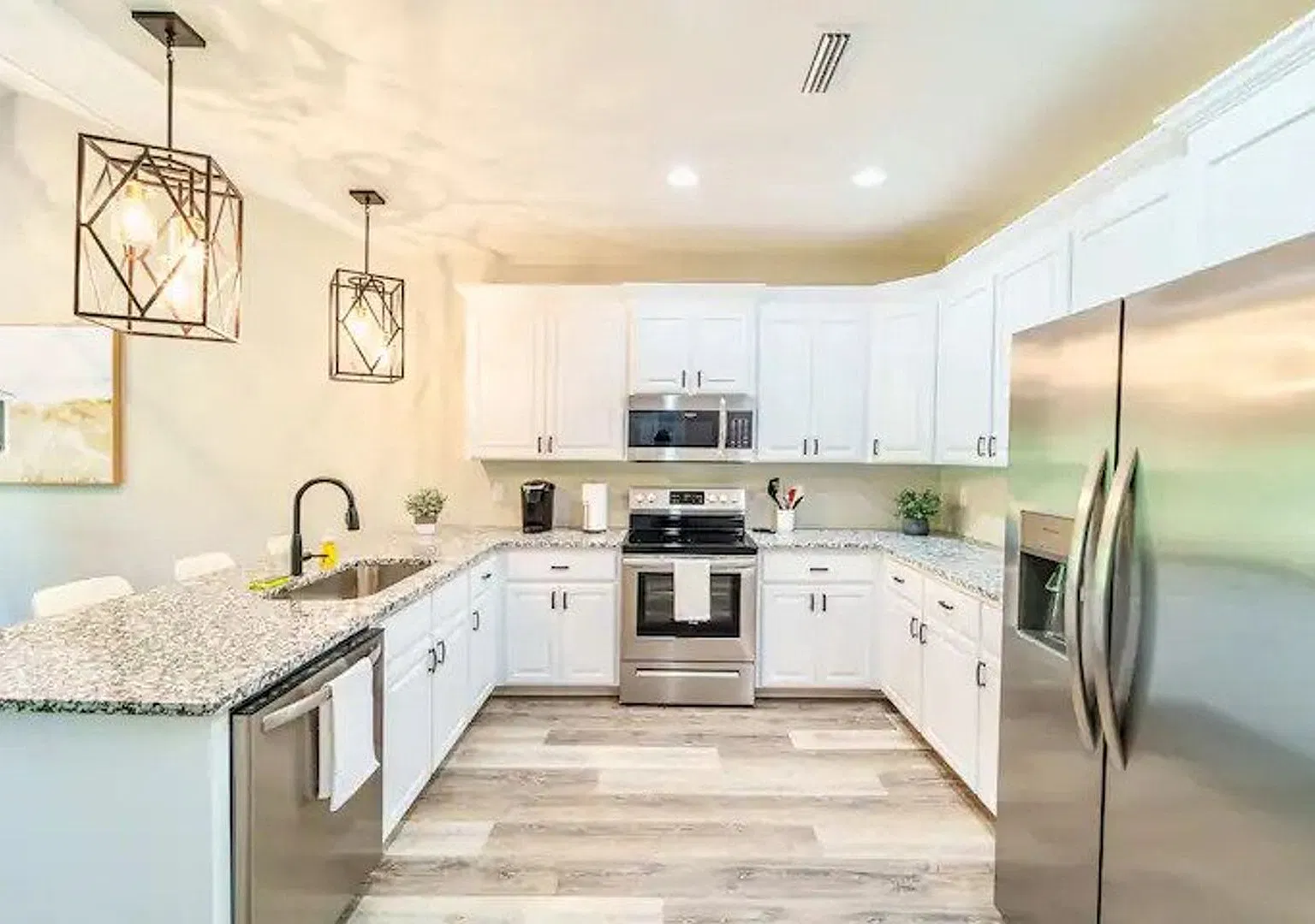 Fully Furnished Duplex for Rent! Available Now Utilities included — Photo 2