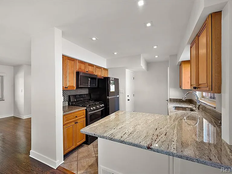 975 N Old Woodward Ave — Photo 15