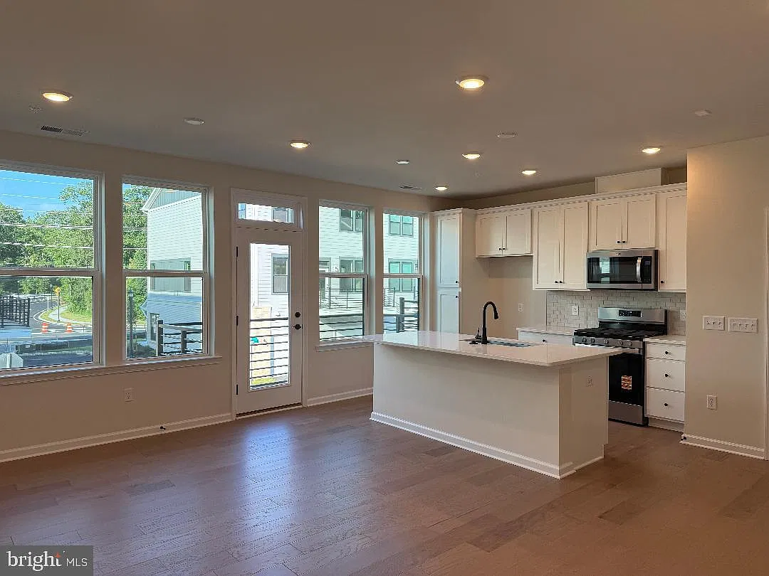 3 bed, 2.5 bath, 1654 sqft, $3,800 — Photo 4