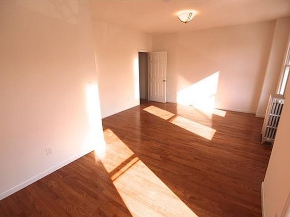 5th image of 280 Saint Pauls Ave