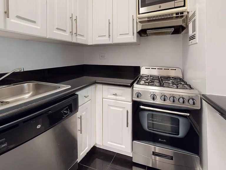 305 W 13th St #1C — Photo 6