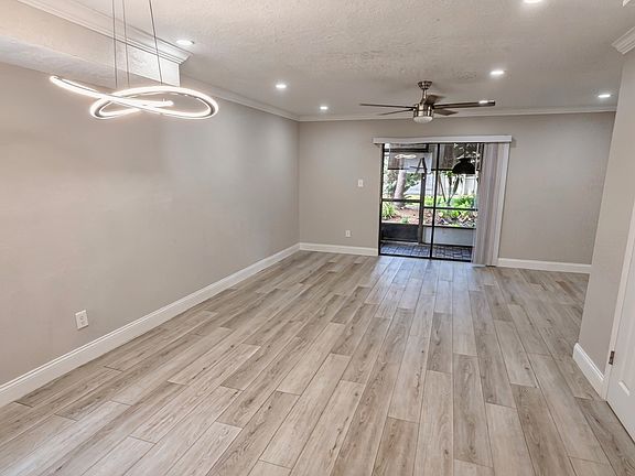 5th image of 121 Springwood Cir APT A