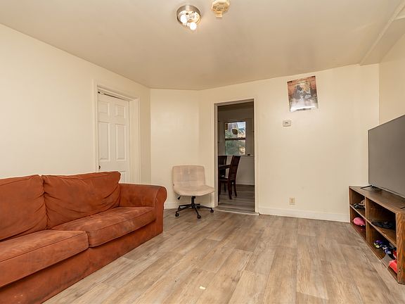3rd image of 2115 5th St NE