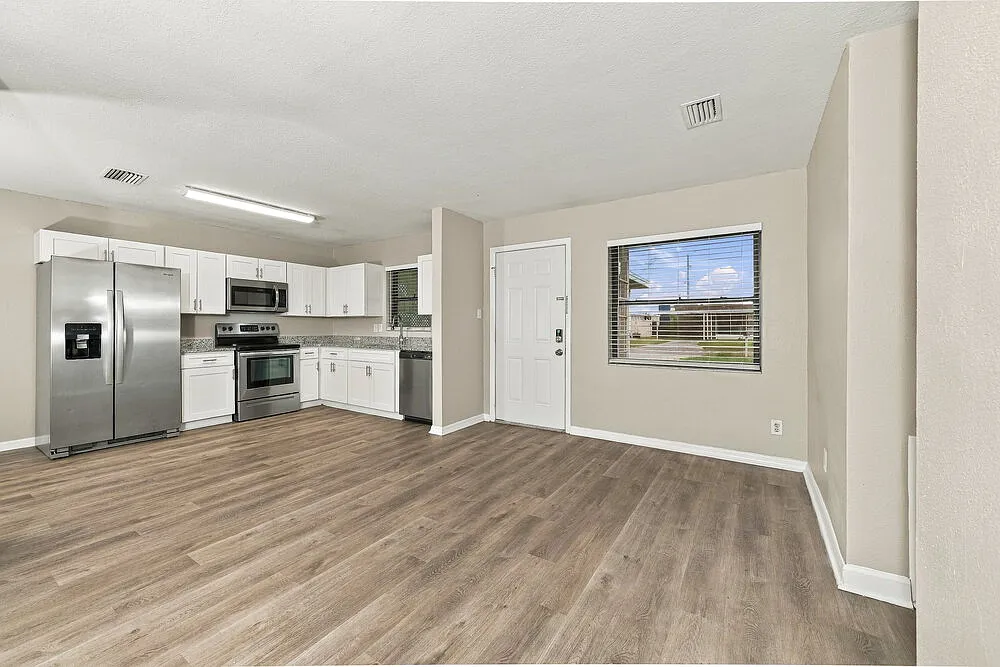 3 bed, 1.5 bath, 1243 sqft, $1,815 — Photo 4