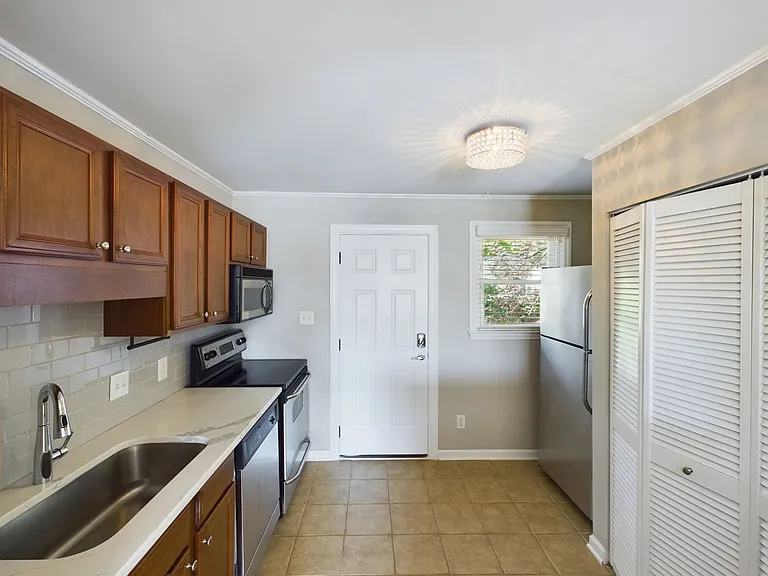2363 Bernard St — Photo 12