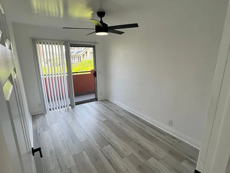 VRA27 LLC- "Villa Regency Apartments" — Photo 4