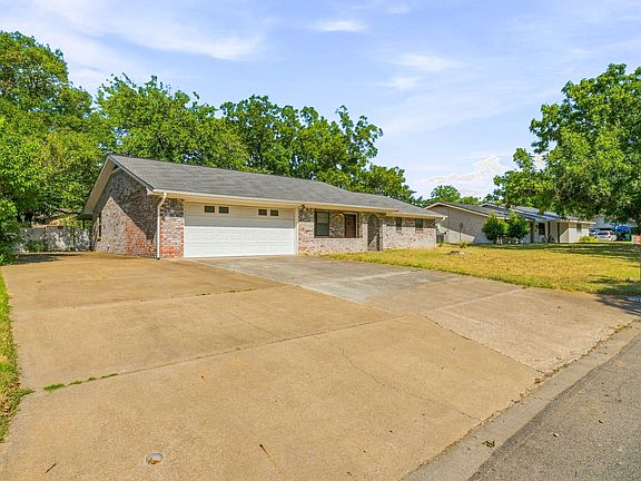 3rd image of 1007 Meadowlark Ln