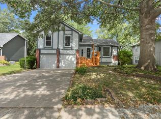 2112 E Sunvale Dr, Olathe, KS 66062