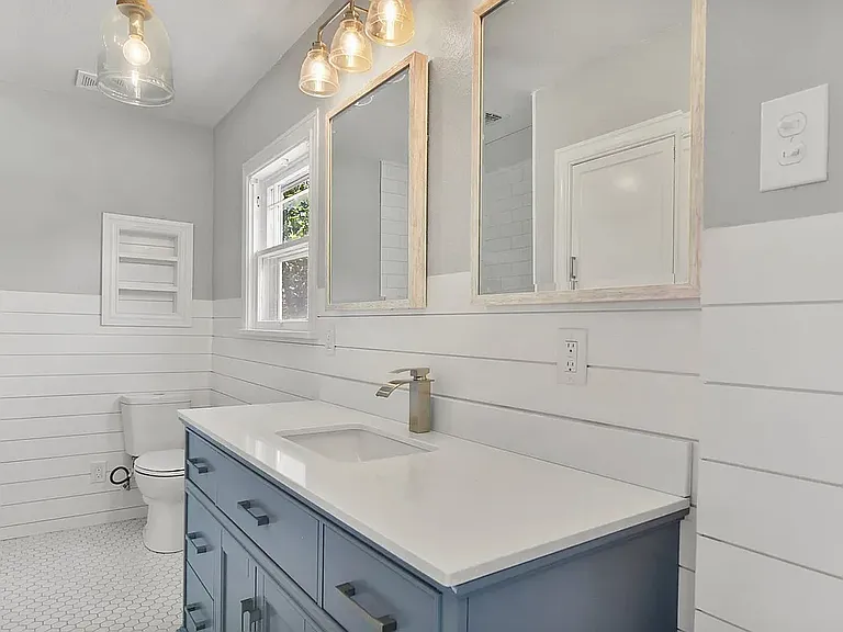 Upstairs full bath