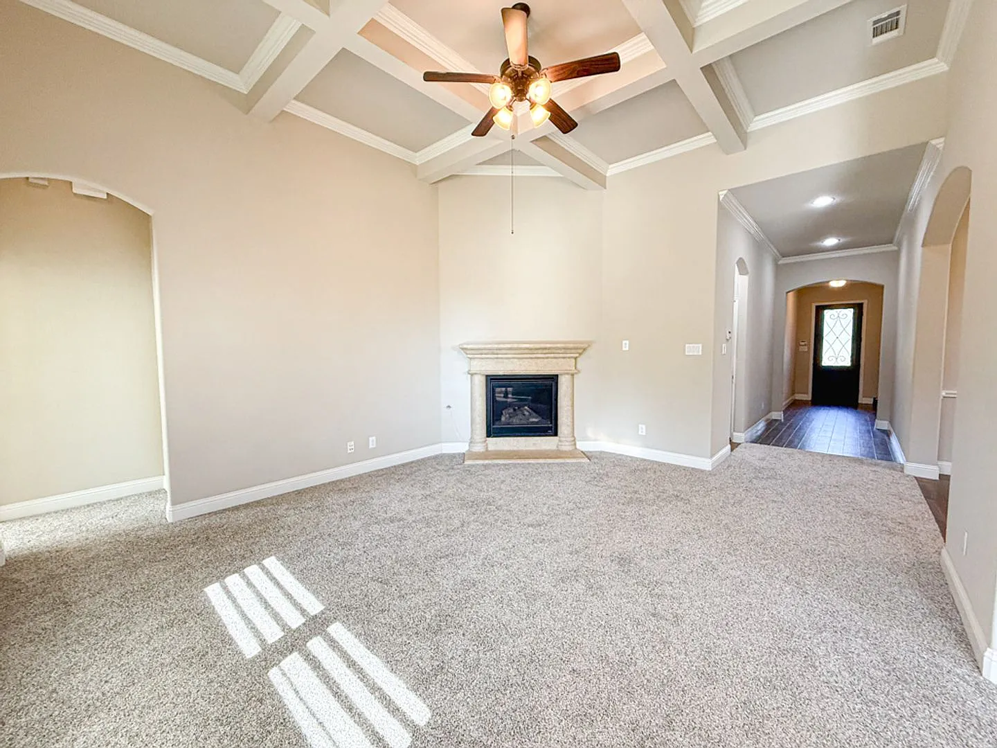 Luxury Home Ready for Remt! — Photo 4
