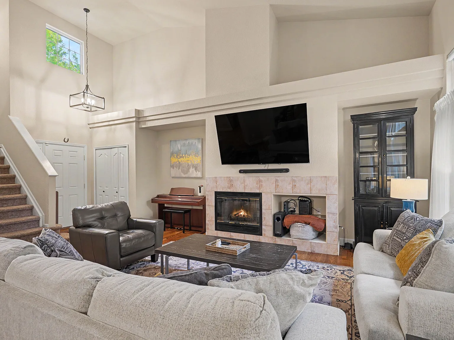 3 bed, 3.5 bath, 2460 sqft, $3,500 — Photo 2