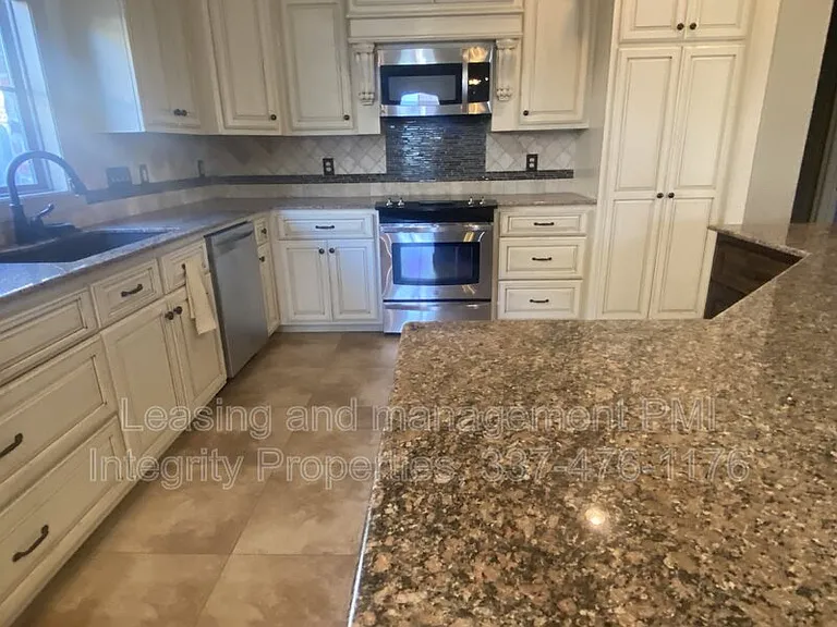 330 Dunvegan Ct — Photo 14