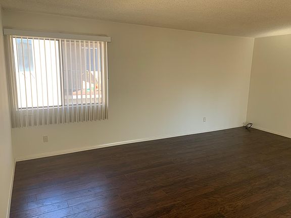 3rd image of 216 Redondo Ave APT 4