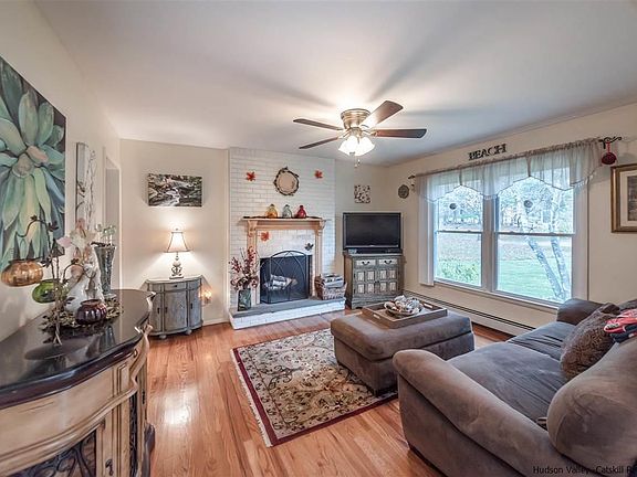 4th image of 23 Hedge Row Ct