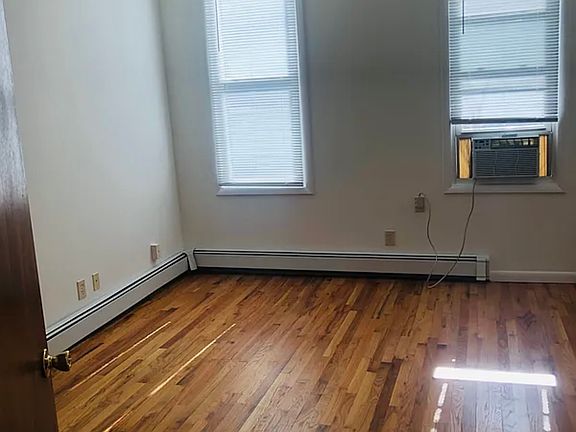4th image of 10-11 48th Ave #3