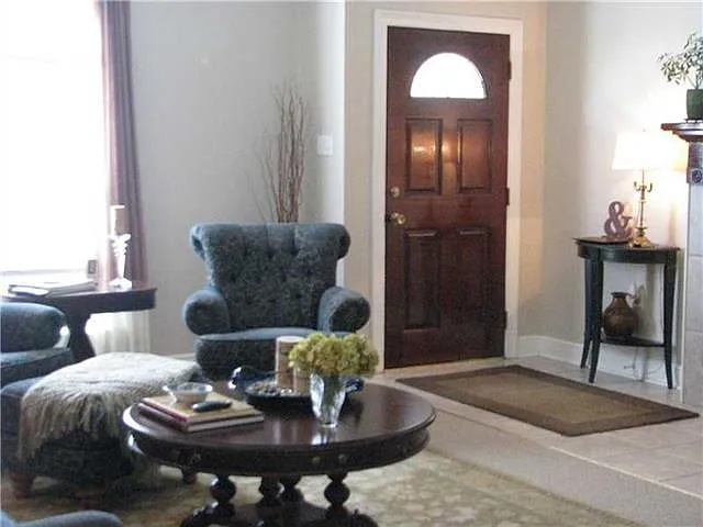 4 bed, 2.0 bath, 2046 sqft, $2,400 — Photo 2