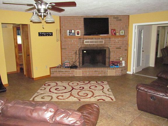 4th image of 916 W Park Ave