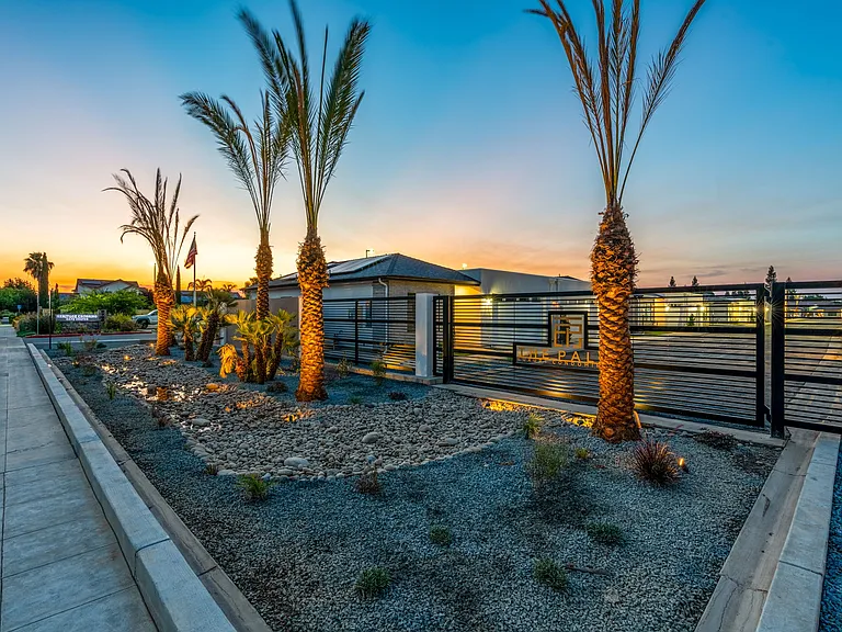 The Palms Luxury Condominiums — Photo 4