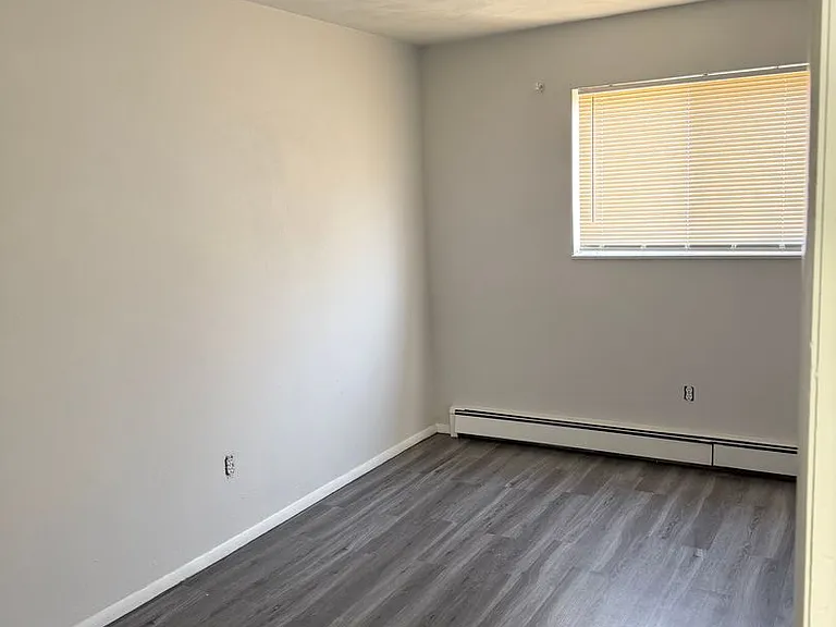 890 Parkview Ave — Photo 2
