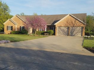 29 Long Grove Dr, Monticello, IL 61856