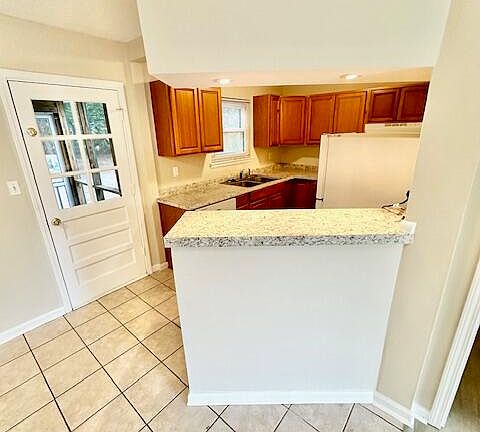 5th image of 303 Newcastle Dr