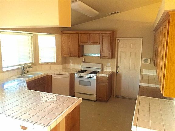 4th image of 16273 Orick Ave