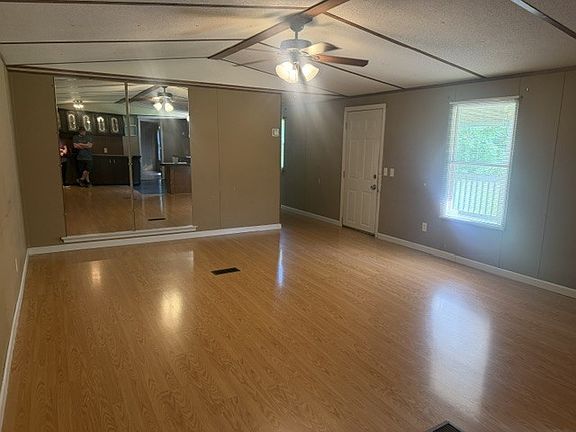 4th image of 1040 Chestnut Rd