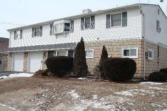 2nd image of 2 Boxwood Ln