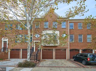 121 Herndon Mill Cir, Herndon, VA 20170