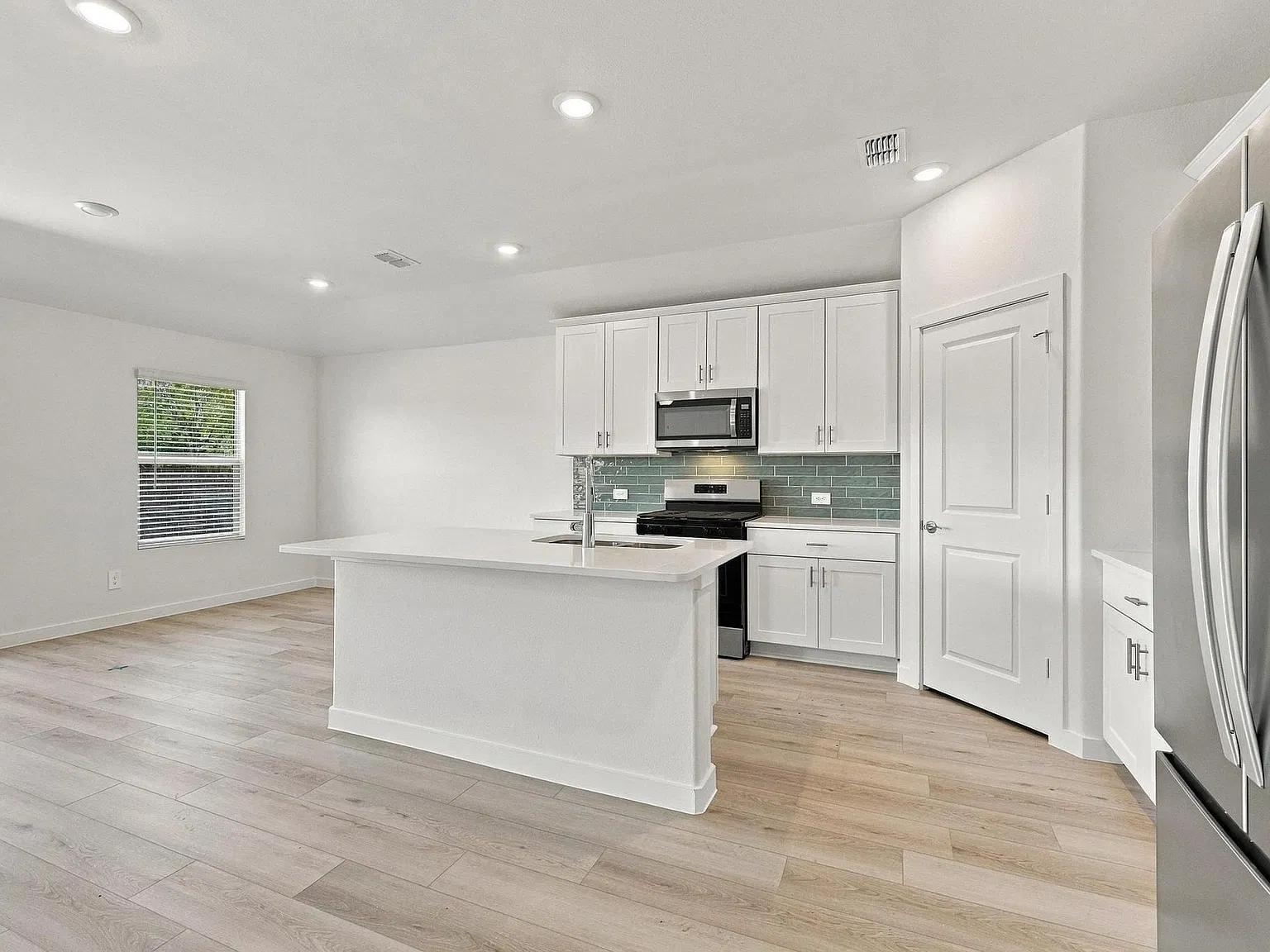 3 bed, 2.0 bath, 1659 sqft, $1,995 — Photo 4