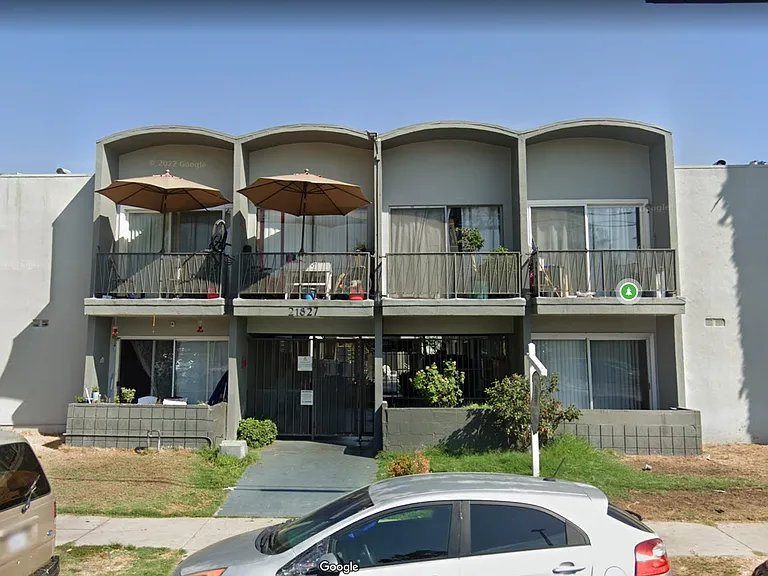 21827 Lanark St — Photo 2